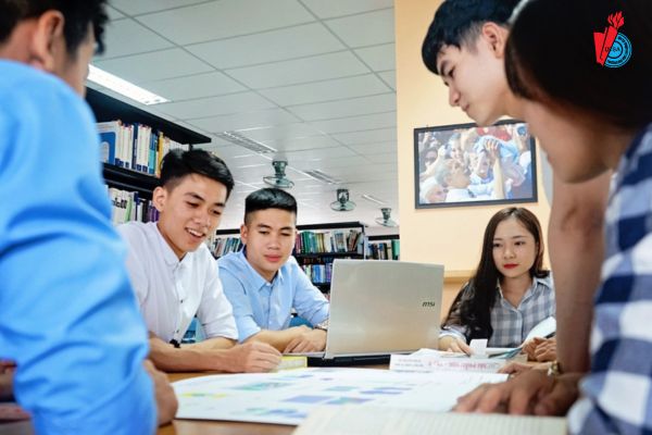 nen hoc luat kinh te hay luat thuong mai